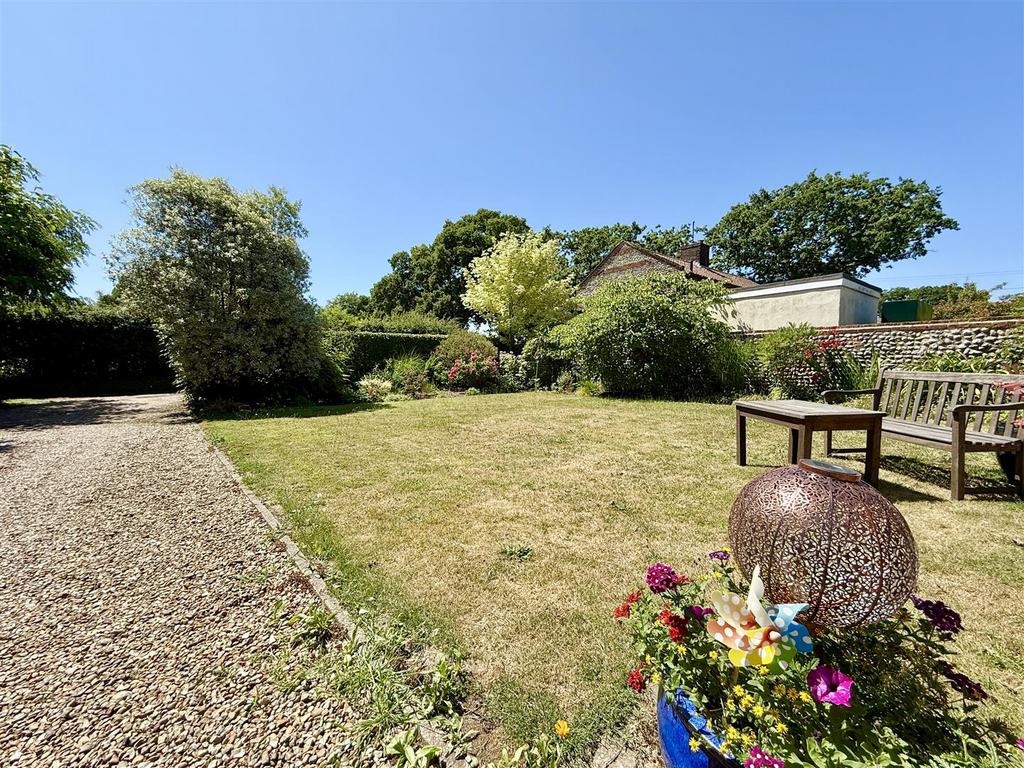 Garden to front