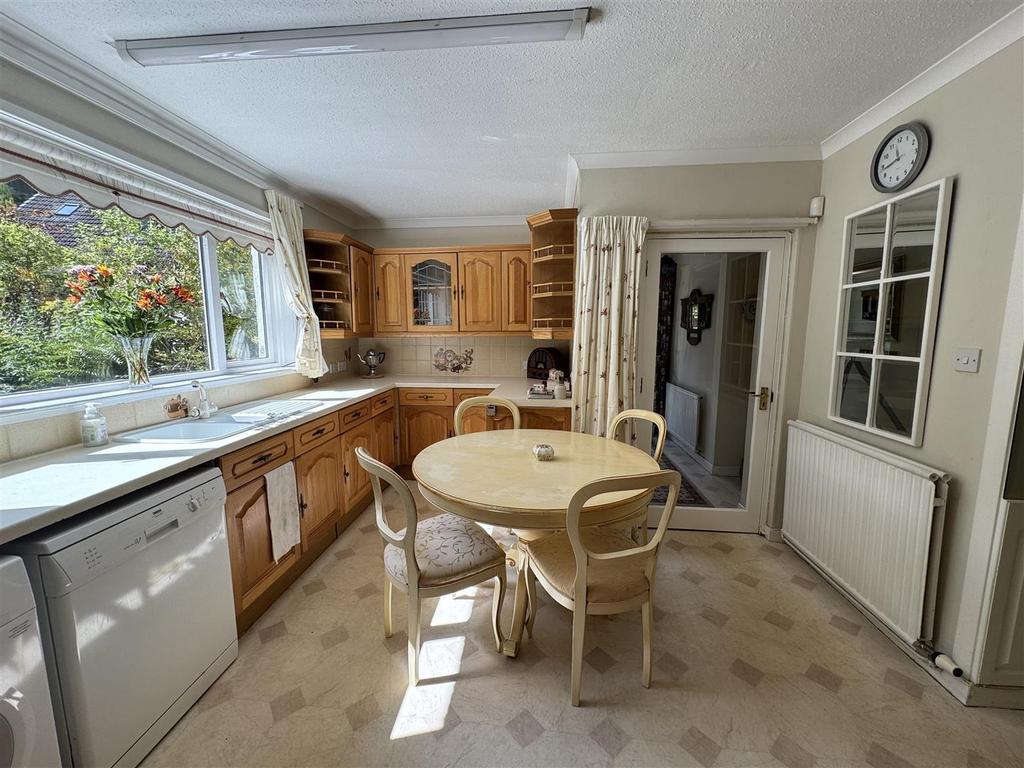 Kitchen 1.jpg