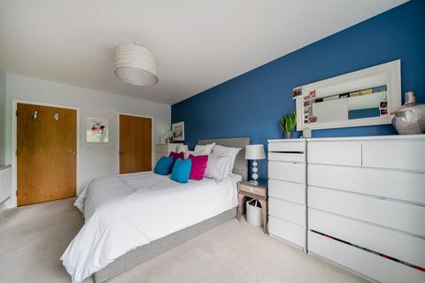 2 bedroom flat for sale, Boundaries Road, Balham, London, SW12