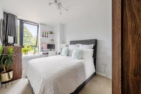 2 bedroom flat for sale, Boundaries Road, Balham, London, SW12