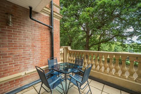 2 bedroom flat for sale, Franklin Court, Surrey GU8