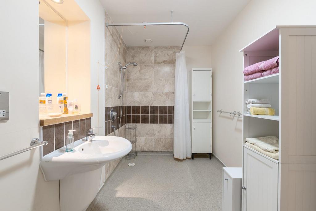 Shower room-2.jpg