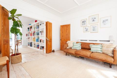 2 Manor Gardens, Richmond, TW9 1XX
