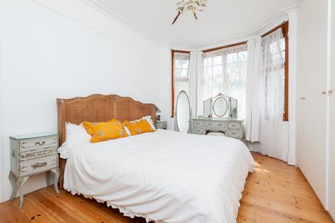 2 Manor Gardens, Richmond, TW9 1XX