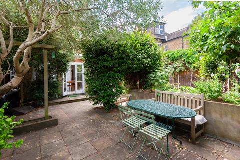 2 Manor Gardens, Richmond, TW9 1XX