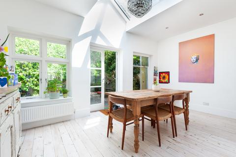2 Manor Gardens, Richmond, TW9 1XX
