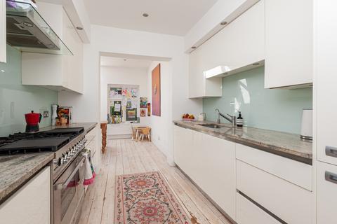 2 Manor Gardens, Richmond, TW9 1XX
