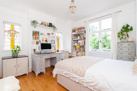 2 Manor Gardens, Richmond, TW9 1XX