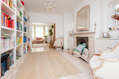 2 Manor Gardens, Richmond, TW9 1XX