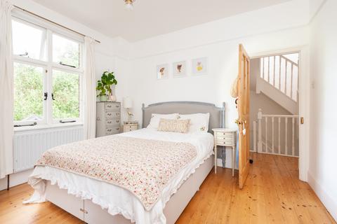 2 Manor Gardens, Richmond, TW9 1XX