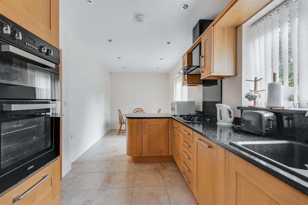 Kitchen 2.jpeg