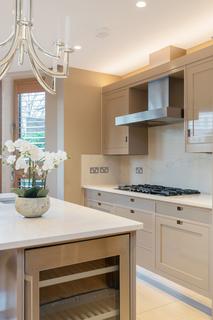 3 bedroom apartment to rent, Vicarage Gate, London, W8