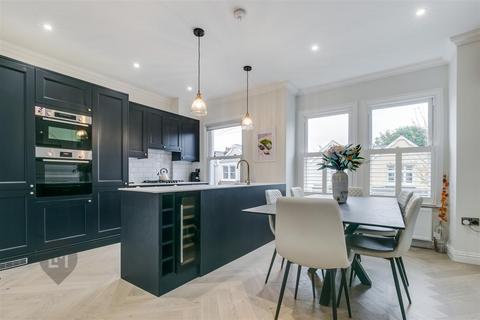 3 bedroom flat for sale, Astonville Street, London