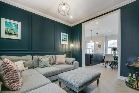 3 bedroom flat for sale, Astonville Street, London