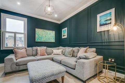 3 bedroom flat for sale, Astonville Street, London