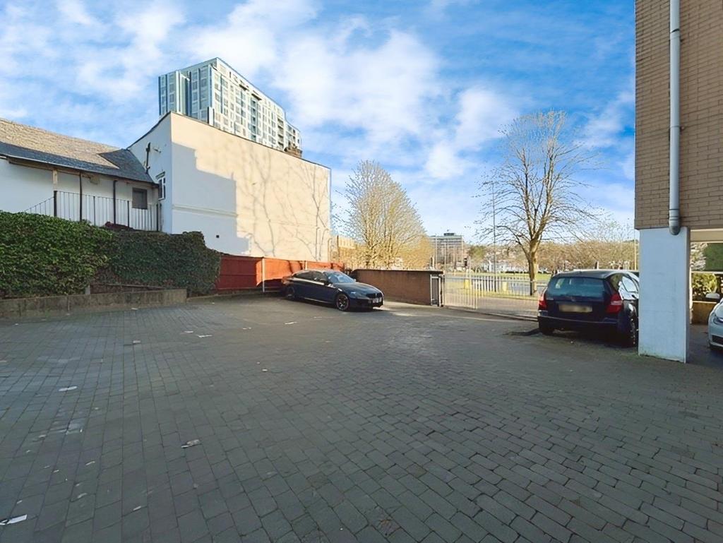 89d42a0c-Parking.jpg