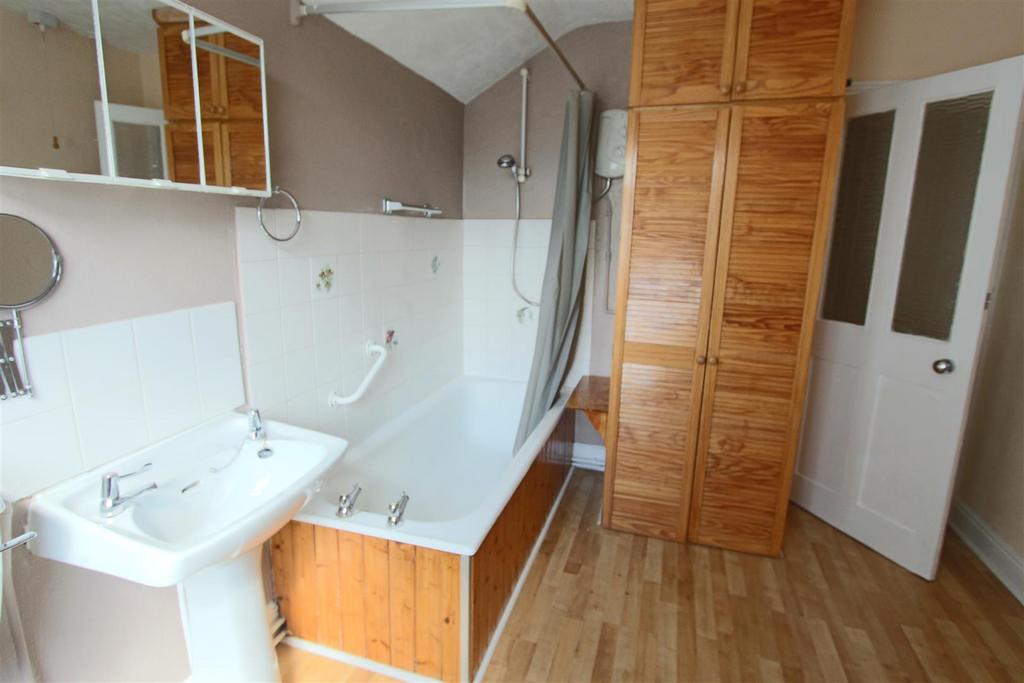 176 King Street bathroom 2.JPG
