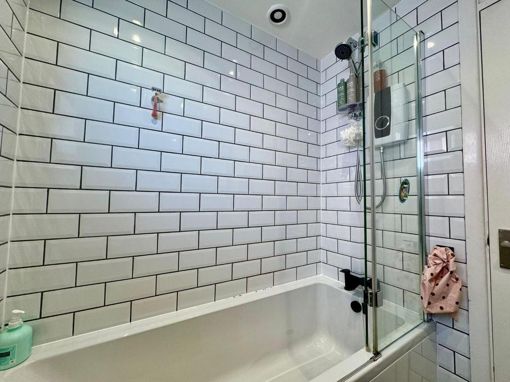 Bathroom (2).jpg