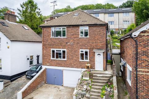 28 Farningham Road, Caterham, CR3 6LG
