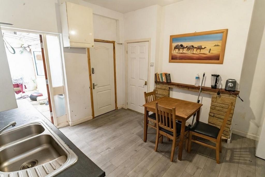 Kitchen 2.jpeg