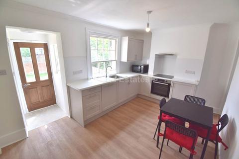 3 bedroom flat to rent, Baker Street, Reading