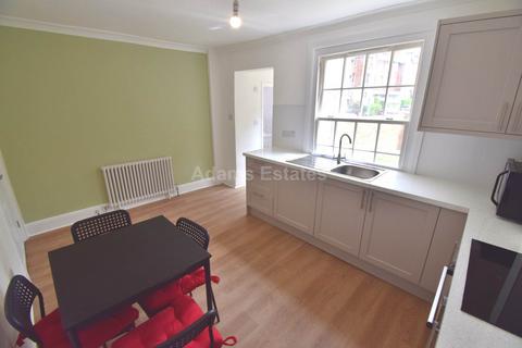 3 bedroom flat to rent, Baker Street, Reading