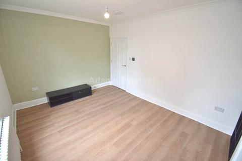 3 bedroom flat to rent, Baker Street, Reading