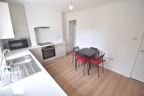 3 bedroom flat to rent, Baker Street, Reading