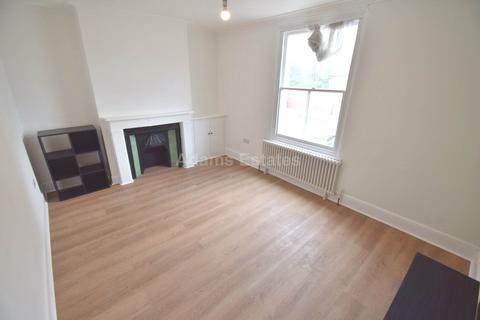 3 bedroom flat to rent, Baker Street, Reading