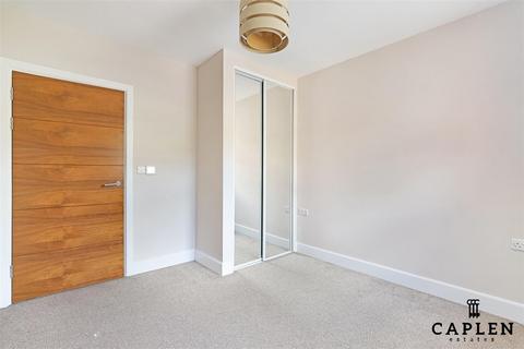 2 bedroom apartment to rent, Manor Road, Chigwell