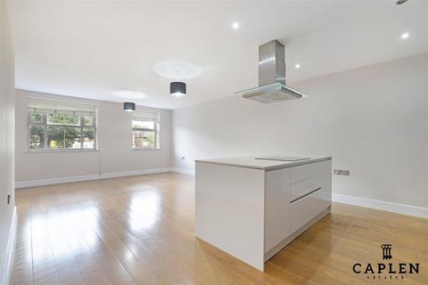2 bedroom apartment to rent, Manor Road, Chigwell