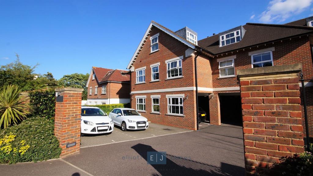 2 Manor Rd Manor Road, Chigwell IG7 2 bed apartment - £2,100 pcm (£485 pw)