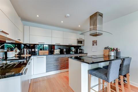2 bedroom flat for sale, Chapter Way, London SW19