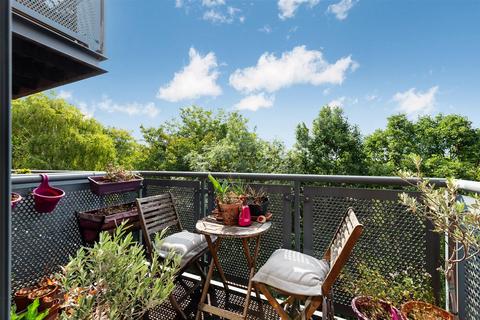 2 bedroom flat for sale, Chapter Way, London SW19