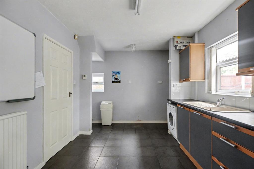 Kitchen 2.jpeg