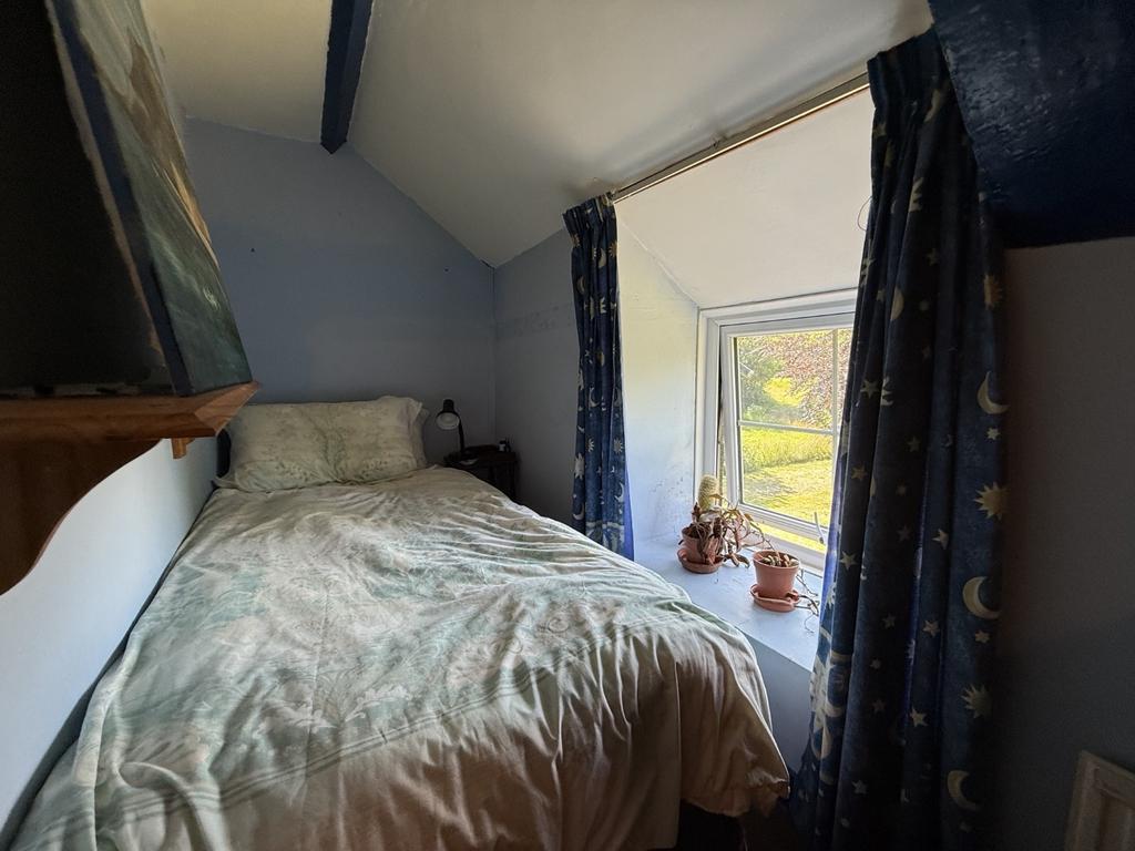 L Shaped Single Bedroom 3