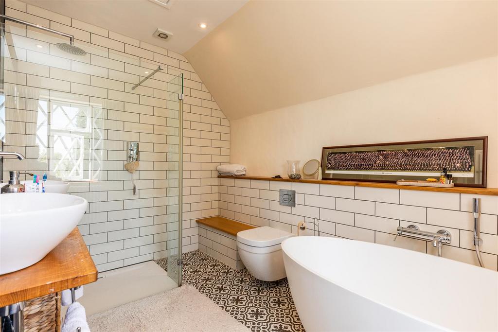 The Lodge, Knole Park Almondsbury Bathroom.jpg