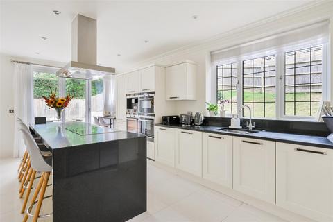 7 High Oaks Close, Coulsdon, CR5 3EZ