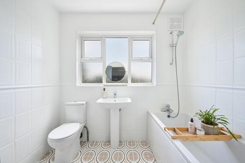 Flat 5, Raleigh House Watts Road, Thames Ditton, KT7 0DB