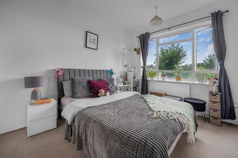 3 bedroom flat for sale, Aubert Court, Avenell Road, Highbury, London