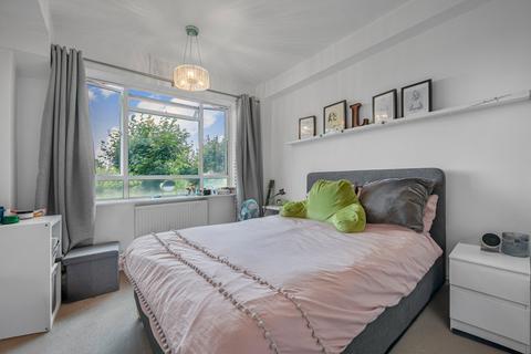 3 bedroom flat for sale, Aubert Court, Avenell Road, Highbury, London