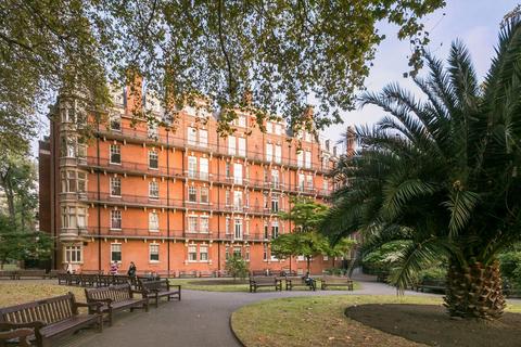3 bedroom flat for sale, South Street, London W1K