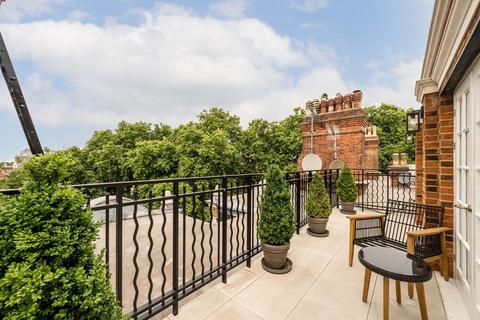 3 bedroom flat for sale, South Street, London W1K