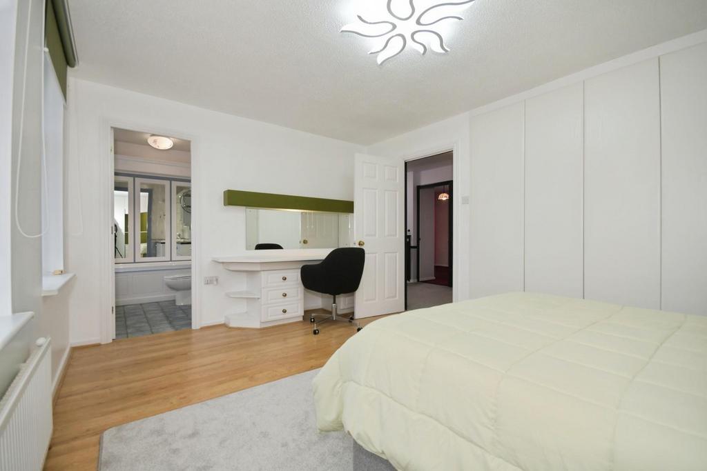 Bedroom 1 03.jpg