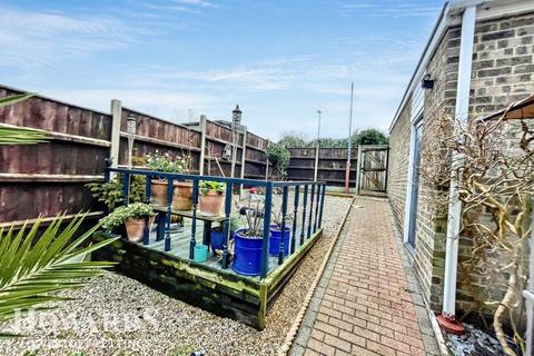 3 bedroom end of terrace house to rent, Dell Road East, LOWESTOFT
