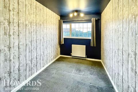 3 bedroom end of terrace house to rent, Dell Road East, LOWESTOFT