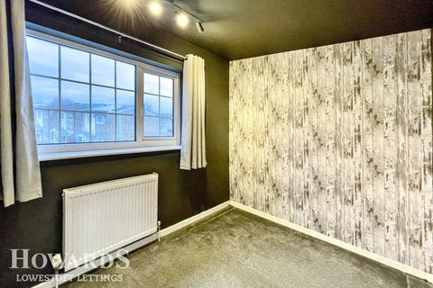 3 bedroom end of terrace house to rent, Dell Road East, LOWESTOFT
