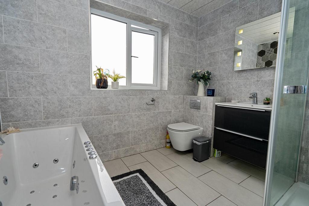 Bathroom 1.jpg
