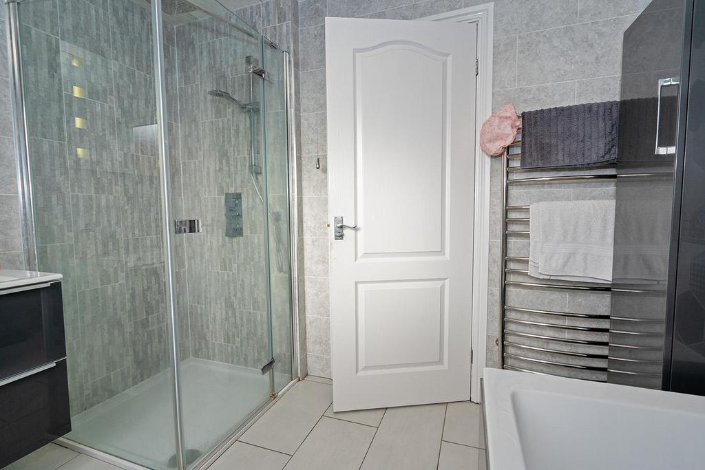 Bathroom 2.jpg
