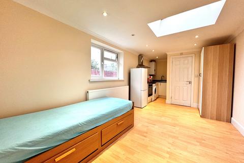 Studio to rent, Uxbridge Road, Hayes, Greater London, UB4